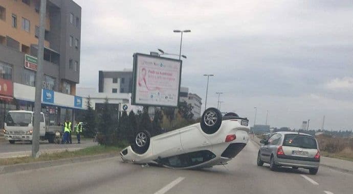 Saobraćajna nezgoda u Podgorici: Automobil završio na krovu (Foto) Saobraćajna nezgoda u Podgorici: Automobil završio na krovu (Foto)