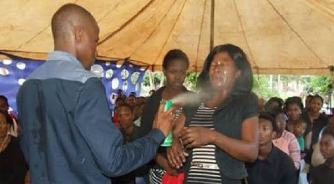 "Sveštenik" ubjeđivao vjernike da insekticidi liječe sidu i rak "Sveštenik" ubjeđivao vjernike da insekticidi liječe sidu i rak