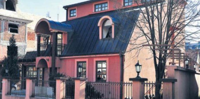 Cetinje: Eksplozija u dvorištu kuće Borislava Glendže Cetinje: Eksplozija u dvorištu kuće Borislava Glendže