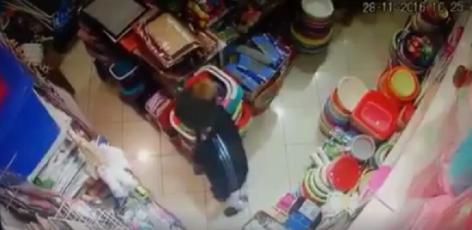 Stari Aerodrom: Mladić krade krpe (VIDEO) Stari Aerodrom: Mladić krade krpe (VIDEO)