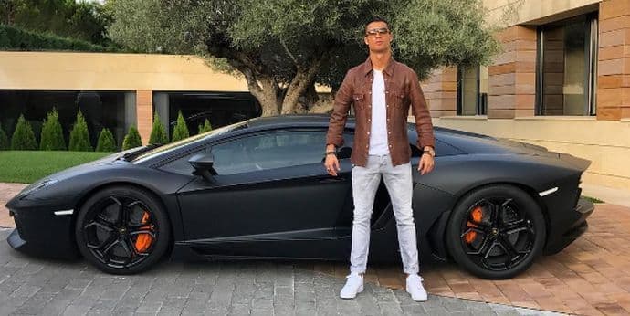 VIDEO: Ronaldo pred El Klasiko otvorio vrata garaže VIDEO: Ronaldo pred El Klasiko otvorio vrata garaže