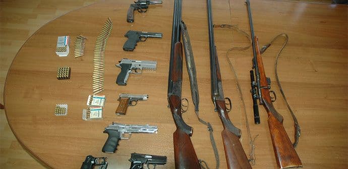 Velika akcija u Baru: Pretreseno 15 stanova, zaplijenjen arsenal oružja Velika akcija u Baru: Pretreseno 15 stanova, zaplijenjen arsenal oružja