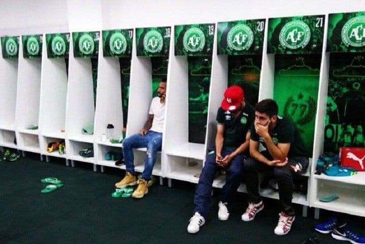 SLIKA TUGE: Trojica fudbalera u praznoj svlačionici SLIKA TUGE: Trojica fudbalera u praznoj svlačionici