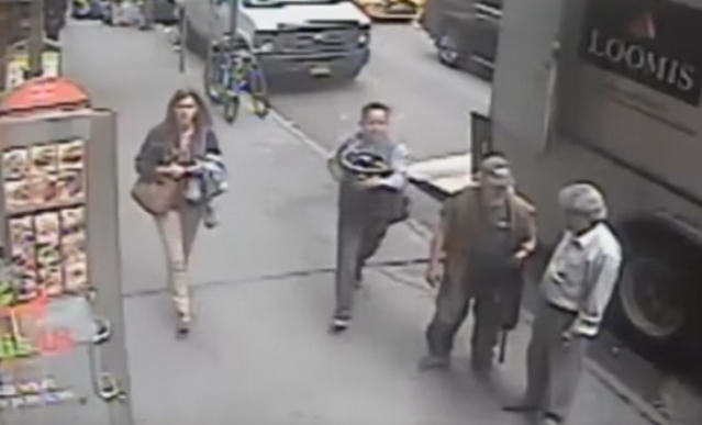 Nevjerovatna krađa zlata vrijednog 1,6 miliona dolara (VIDEO) Nevjerovatna krađa zlata vrijednog 1,6 miliona dolara (VIDEO)