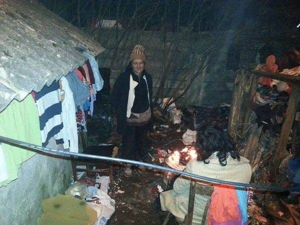 Romi iz Peći naselili napuštenu baraku, prijete da će pobiti sve koji pokušaju da ih isele Romi iz Peći naselili napuštenu baraku, prijete da će pobiti sve koji pokušaju da ih isele