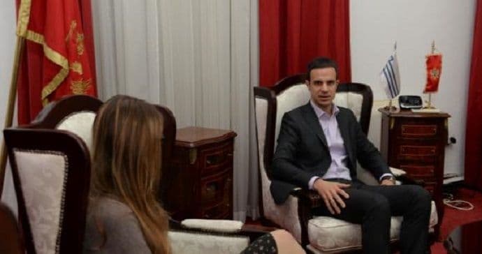 Mugoša uručio zahvalnicu za hrabrost i humanost djevojčici iz Podgorice Mugoša uručio zahvalnicu za hrabrost i humanost djevojčici iz Podgorice