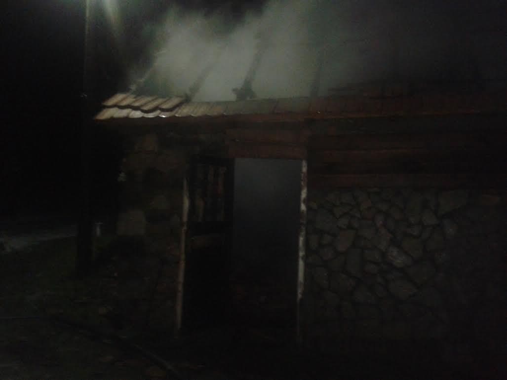 Izgorela sušara sa pola tone mesa u Kolašinu, vlasnik optužio vatrogasce za nemar Izgorela sušara sa pola tone mesa u Kolašinu, vlasnik optužio vatrogasce za nemar