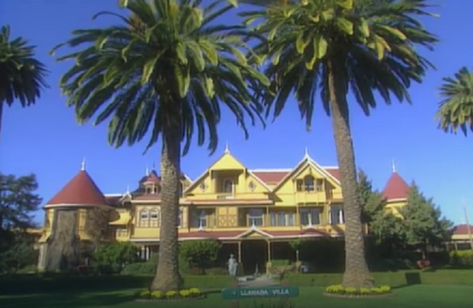 VIDEO: Živi u kući sa 2.000 vrata, vlasnica tvrdila da su je projektovali duhovi VIDEO: Živi u kući sa 2.000 vrata, vlasnica tvrdila da su je projektovali duhovi