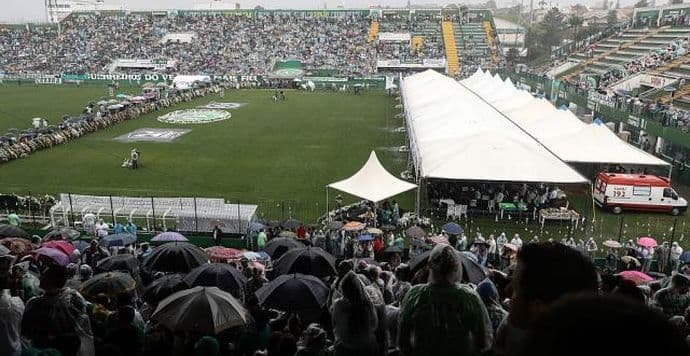 Kiša i suze okupljenih na komemoraciji fudbalera Šapekoensea Kiša i suze okupljenih na komemoraciji fudbalera Šapekoensea