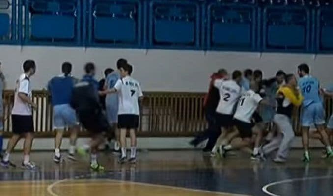 Uzete izjave od učesnika incidenta na rukometnoj utakmici u Nikšiću; o događaju upoznat nadležni tužilac Uzete izjave od učesnika incidenta na rukometnoj utakmici u Nikšiću; o događaju upoznat nadležni tužilac