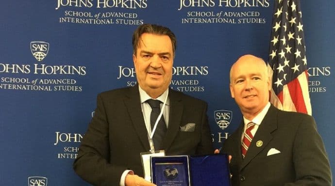 U Vašingtonu dodijeljeno priznanje za liderstvo Dušku Kneževiću U Vašingtonu dodijeljeno priznanje za liderstvo Dušku Kneževiću