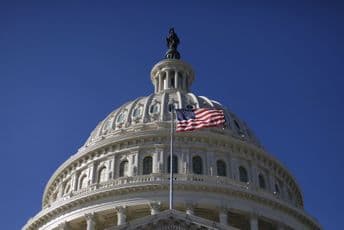 Većina Amerikanaca smatra da je demokratija u opasnosti Većina Amerikanaca smatra da je demokratija u opasnosti