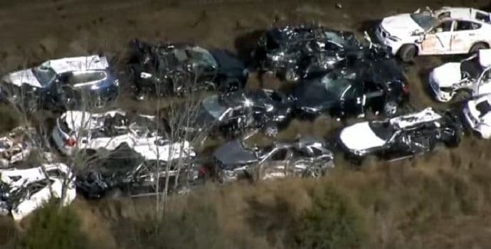 Loš dan za BMW: Uništeno 120 novih automobila (VIDEO) Loš dan za BMW: Uništeno 120 novih automobila (VIDEO)