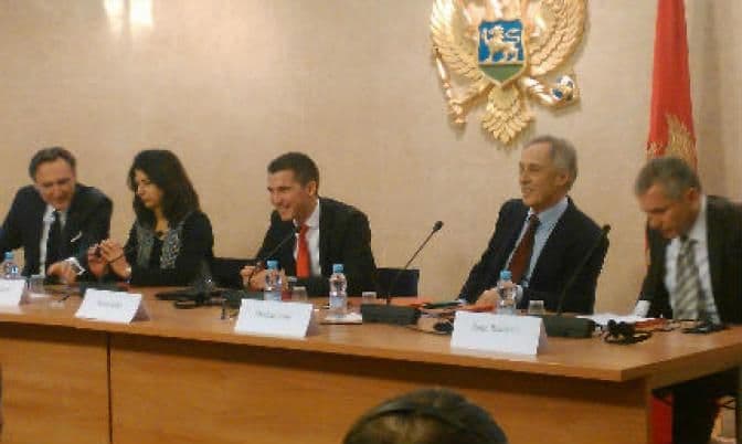 Opozicija bojkotuje parlament dok se ne odredi datum vanrednih izbora Opozicija bojkotuje parlament dok se ne odredi datum vanrednih izbora