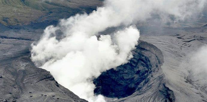 Vulkan na Kamčatki izbacio stub pepela visok 11 kilometara Vulkan na Kamčatki izbacio stub pepela visok 11 kilometara