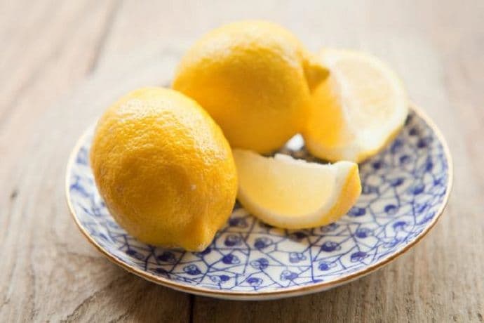 Neki ljudi spavaju s limunom pored kreveta, evo i zašto Neki ljudi spavaju s limunom pored kreveta, evo i zašto