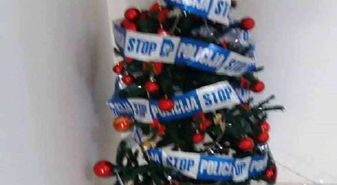 Kad policajac kiti jelku (Foto) Kad policajac kiti jelku (Foto)