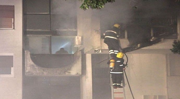 Požar u Bloku pet, kvart ostao bez struje (Video) Požar u Bloku pet, kvart ostao bez struje (Video)