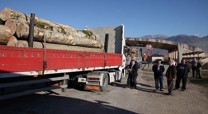 Operativna radna grupa na Božaju započela aktivnosti na kontroli prometa drvnih sortimenata Operativna radna grupa na Božaju započela aktivnosti na kontroli prometa drvnih sortimenata