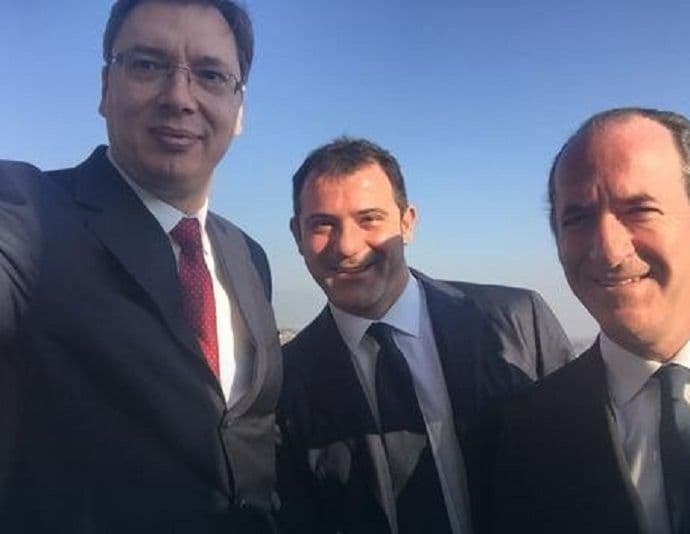 Vučić napravio svoj prvi selfi Vučić napravio svoj prvi selfi