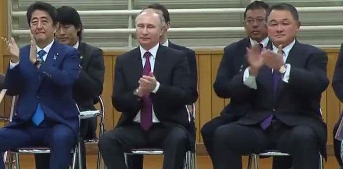 Putin i Abe "zakopali ratne sjekire", pa izuli cipele (VIDEO) Putin i Abe "zakopali ratne sjekire", pa izuli cipele (VIDEO)