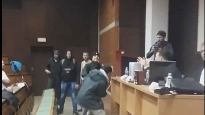 VIDEO: Prekinuli skup na beogradskom fakultetu, vikali "Hajl Hitler" VIDEO: Prekinuli skup na beogradskom fakultetu, vikali "Hajl Hitler"