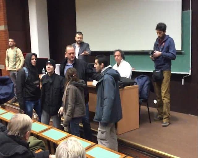 VIDEO: Desničari prekinuli skup na fakultetu, vikali "Hajl Hitler" VIDEO: Desničari prekinuli skup na fakultetu, vikali "Hajl Hitler"