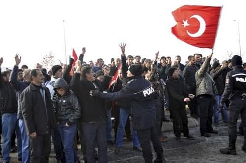 Turski nacionalisti upali u sjedište prokurdske partije Turski nacionalisti upali u sjedište prokurdske partije