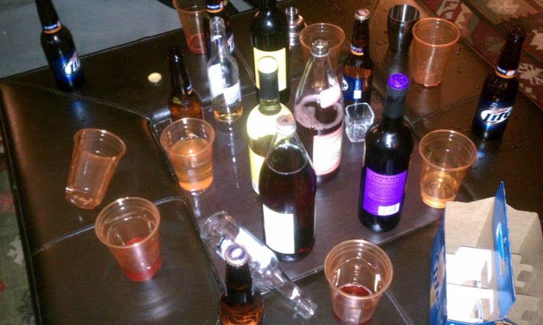 U četiri lokala služen alkohol maloljetnicima, kazne po 200 eura U četiri lokala služen alkohol maloljetnicima, kazne po 200 eura