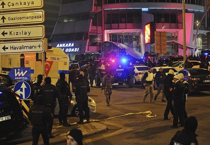 Pucnjava ispred američke ambasade u Ankari Pucnjava ispred američke ambasade u Ankari