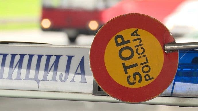 Pijan zaspao na putu, automobil prešao preko njega Pijan zaspao na putu, automobil prešao preko njega