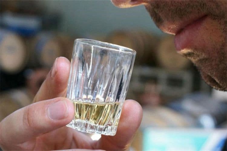 RUSIJA: Od trovanja alkoholom umrlo 60 osoba RUSIJA: Od trovanja alkoholom umrlo 60 osoba