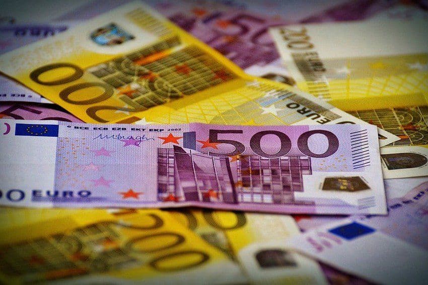 Euro i dolar skoro izjednačeni, evropska valuta na najnižem nivou u posljednjih 14 godina Euro i dolar skoro izjednačeni, evropska valuta na najnižem nivou u posljednjih 14 godina