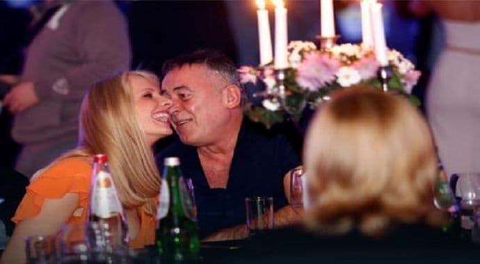 Skrasio se kraj plavuše: Mima Karadžić se ne odvaja od nove djevojke Skrasio se kraj plavuše: Mima Karadžić se ne odvaja od nove djevojke