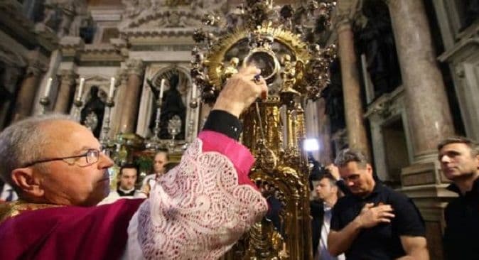 Čudotvorna krv svetog Januarija "prognozira" katastrofu Čudotvorna krv svetog Januarija "prognozira" katastrofu