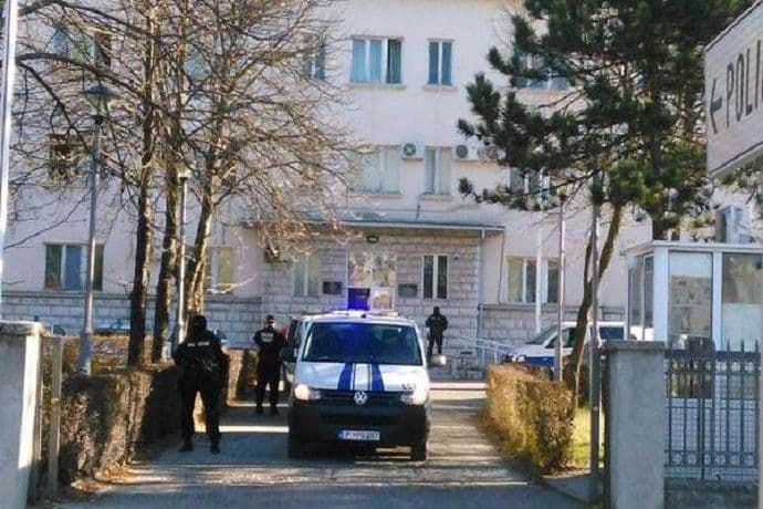 Više osoba uhapšeno zbog ulične prodaje droge u Nikšiću Više osoba uhapšeno zbog ulične prodaje droge u Nikšiću