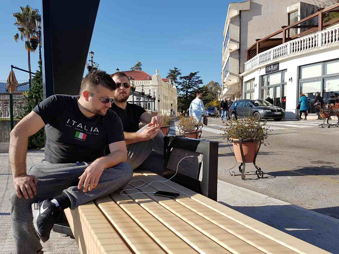 Pametna klupa postavljena u Nikšiću i Herceg Novom Pametna klupa postavljena u Nikšiću i Herceg Novom