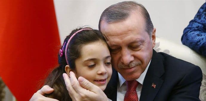 Djevojčica evakuisana iz Alepa kod Erdogana u palati Djevojčica evakuisana iz Alepa kod Erdogana u palati