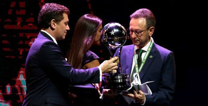 Šapekoenseu uručen trofej pobjednika Kupa Južne Amerike Šapekoenseu uručen trofej pobjednika Kupa Južne Amerike