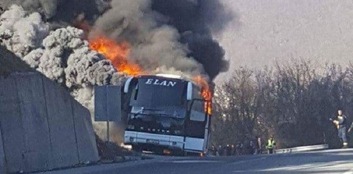 Izgorio autobus na putu Bijelo Polje - Mojkovac (VIDEO) Izgorio autobus na putu Bijelo Polje - Mojkovac (VIDEO)