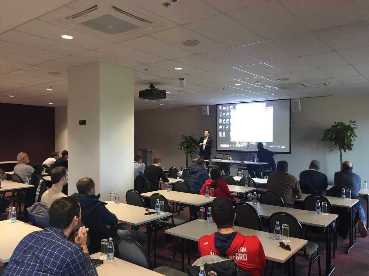 Dragan Nešić održao seminar crnogorskim odbojkaškim trenerima Dragan Nešić održao seminar crnogorskim odbojkaškim trenerima