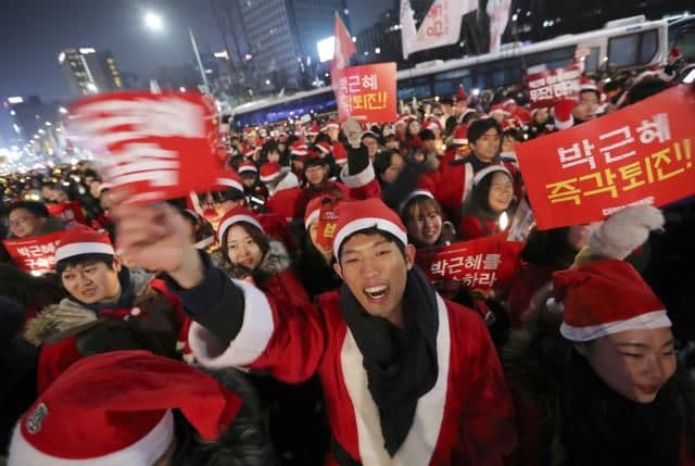SEUL: Demonstranti obučeni kao Deda mraz nastavljaju proteste SEUL: Demonstranti obučeni kao Deda mraz nastavljaju proteste