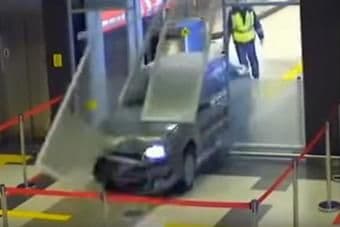 Rusija: Pijan bježao od policije vozeći aerodromskim terminalom Rusija: Pijan bježao od policije vozeći aerodromskim terminalom