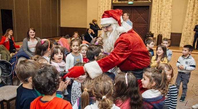 Deda Mraz i predstava “Kuče koje nije umjelo da laje“ na poklon djeci iz vrtića Osmjeh Deda Mraz i predstava “Kuče koje nije umjelo da laje“ na poklon djeci iz vrtića Osmjeh