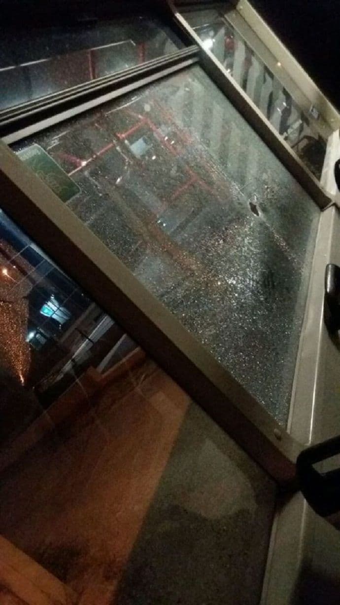 FOTO: Kamenovan autobus gradskog prevoza, staklo palo na dijete FOTO: Kamenovan autobus gradskog prevoza, staklo palo na dijete