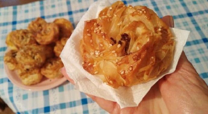 Idealan obrok: Pita sa kajmakom i sirom (Video) Idealan obrok: Pita sa kajmakom i sirom (Video)