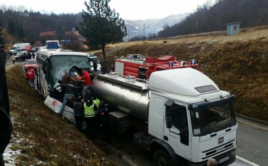 Autobus udario u cistijernu Autobus udario u cistijernu