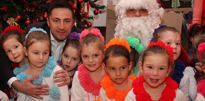 Bogdanović uručio poklone djeci u vrtiću “Zagorka Ivanović” Bogdanović uručio poklone djeci u vrtiću “Zagorka Ivanović”