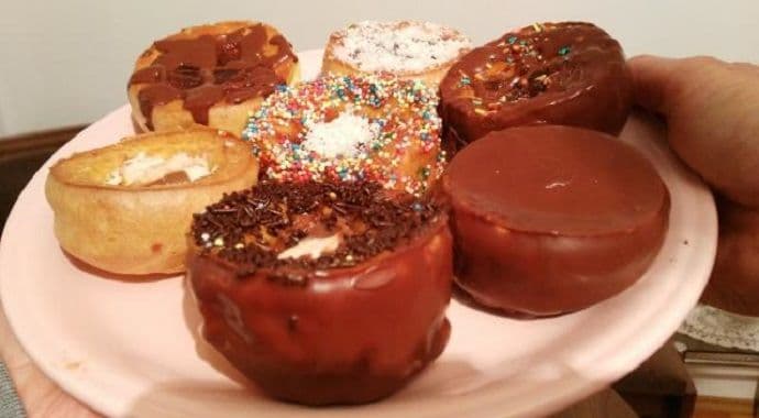 Prava poslastica: Mafini palačinke sa bananama (Video) Prava poslastica: Mafini palačinke sa bananama (Video)