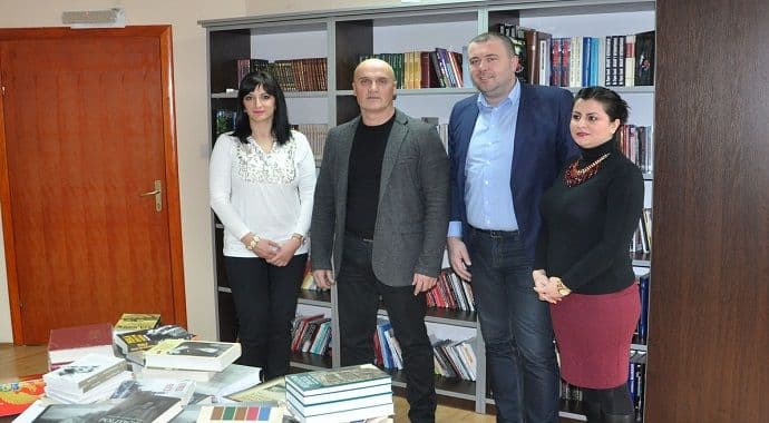 Ministarstvo kulture doniralo knjige Domu starih "Grabovac" i "Bijelo Polje" Ministarstvo kulture doniralo knjige Domu starih "Grabovac" i "Bijelo Polje"